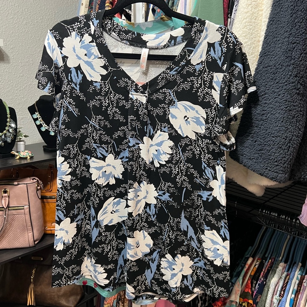 Floral V-Neck Short Sleeve Top - Black & Light Blue